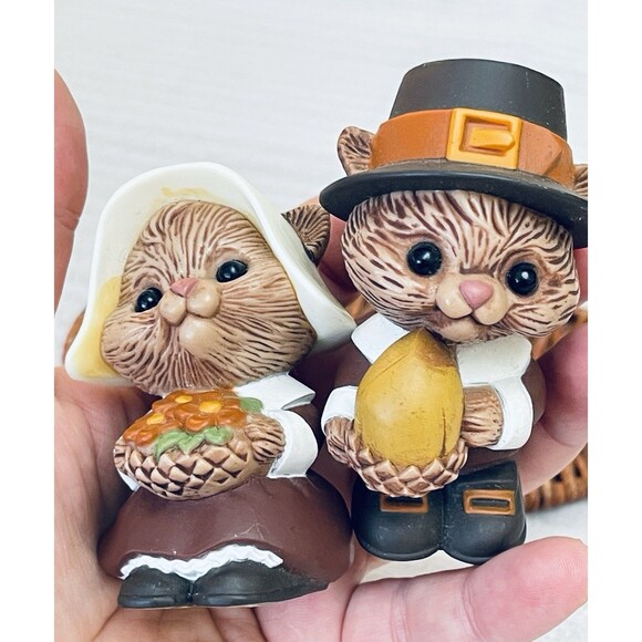 Vintage Hallmark Fall Harvest Pilgrim Chipmunk Salt & Pepper Shakers w/ Tray - Picture 2 of 11